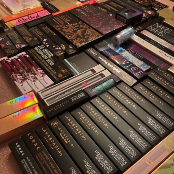 💄 👄 HIGH END MAKEUP MYSTERY BOX 👄💄 - Picture 4 of 8